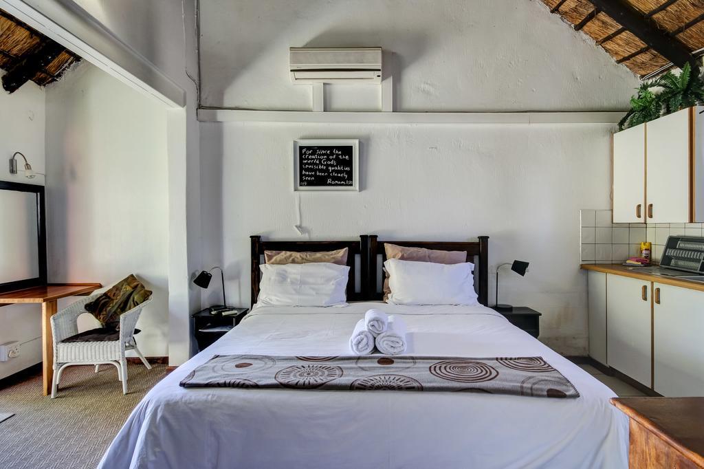 Khaya La Manzi Guest Lodge Hibberdene Exterior photo